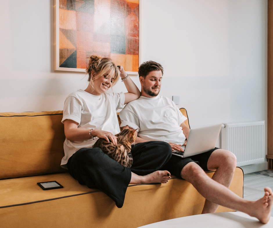 una pareja en el sofa